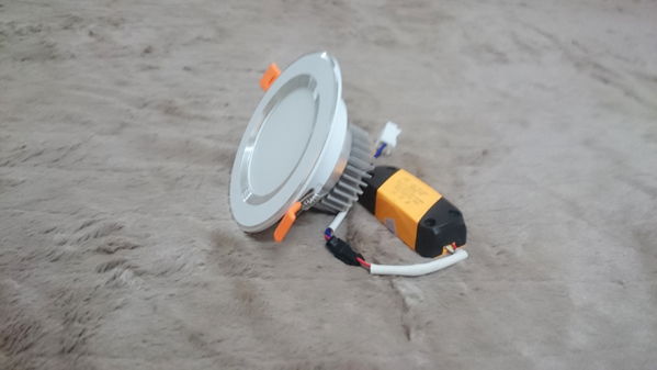 đèn led âm trần chống chói